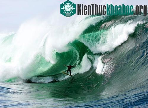 Lướt sóng lớn ở “Điểm Quỷ” Shipsterns Bluff