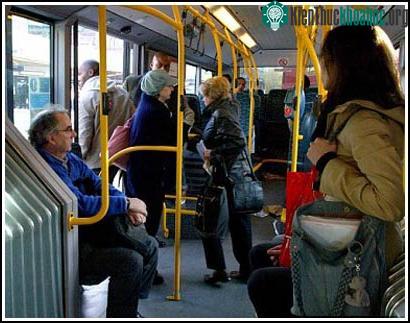 Cách chọn chỗ trên xe bus tiết lộ tính cách ảnh 0