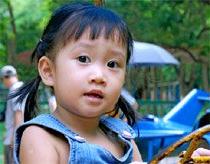 Trẻ học 2 ngôn ngữ có thể nói lắp ảnh 0