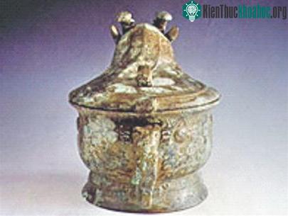 Bình đồng lấy ra từ các ngôi mộ thuộc triều đại nhà Thương, bên lưu vực sông Hoàng Giang