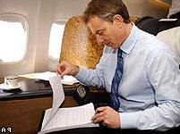 Thủ tướng Anh Tony Blair đang làm việc trên một chiếc máy bay thuê khi đi công cán.