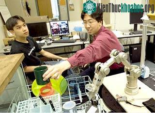 Andrew Ng (trái) tại Đại học Stanford dẫn đầu dự án tạo ra robot có trí thông minh nhân tạo