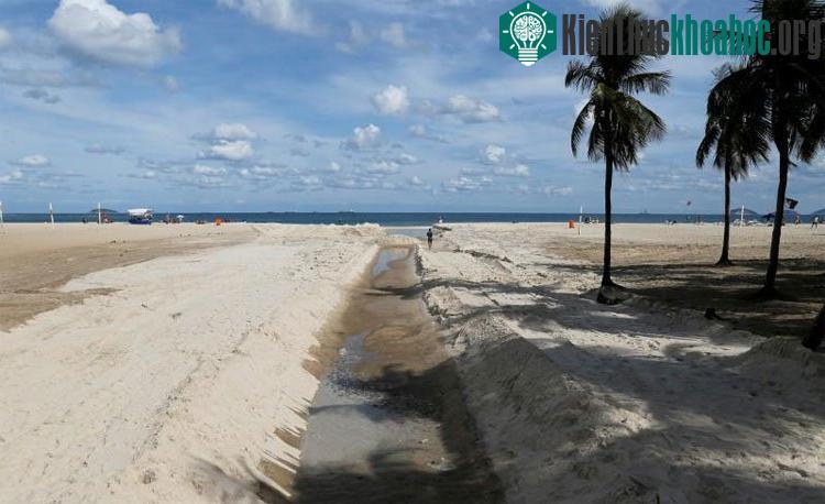 Vi khuẩn kháng thuốc được phát hiện trên nhiều bãi biển của thành phố Rio de Janeiro. (Ảnh: Reuters).