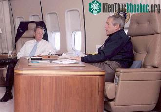 Tổng thống Mỹ George Bush cùng Thượng nghị sĩ Johny Isakson trên chiếc Air Force One.