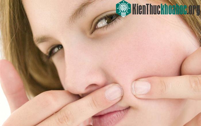 Việc làm sạch da thường xuyên không phải là cách chữa mụn hiệu quả.
