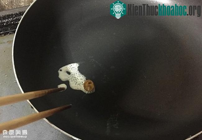 Quá trình chế biến món nấm sốt kem được "truyền hình trực tiếp" trên mạng xã hội.