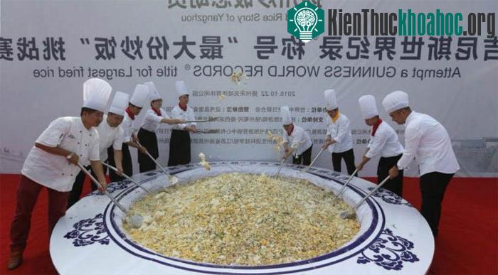 Kỷ lục Guiness về chế biến 1 suất cơm chiên Dương Châu lớn nhất thế giới.