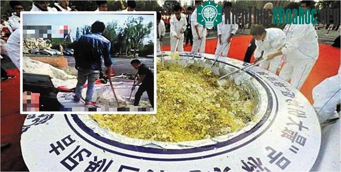 Cơm chiên Dương Châu được chế biến từ cơm, trứng, thịt gà, giăm bông, tôm, sò khô và rau củ quả.