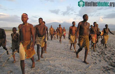 Bộ tộc Hadzave sống du mục ở miền bắc Tanzania hy vọng rằng sự tham gia của họ vào Dự án địa lý di truyền sẽ giúp gây chú ý đến di sản văn hoá đang bị đe doạ của họ