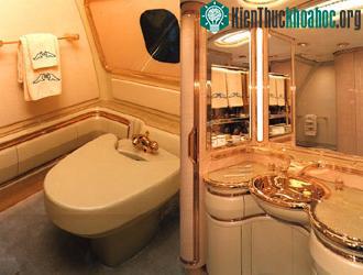 Các bồn rửa trong phòng vệ sinh trên máy bay được dát vàng sáng choang.