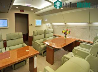 Khu vực thứ hai trên chiếc chuyên cơ FAB Uno gồm 8 ghế hạng nhất, dành riêng cho các quan chức và khách đặc biệt.