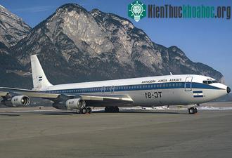 Boeing 707-387C, chuyên cơ cũ của tổng thống Argentina. Chiếc máy bay này đang chở Tổng thống Carlos Menem tới thăm Áo tháng 12/1991.