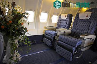 Chỗ ngồi được chuẩn bị đặc biệt dành cho Giáo hoàng Benedict XVI trên chiếc Boeing 737-45D thuê