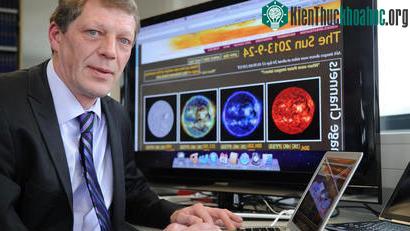 Volker Bothmer, ngồi bên máy tính với những ảnh&nbsp;chụp mặt trời khác nhau của vệ tinh "SDO"&nbsp;(Solar Dynamics Observatory). (Ảnh: wiwo.de)