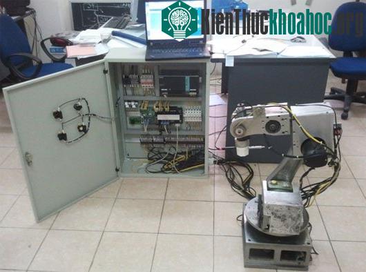 Tay máy eRobot đang sử dụng que hàn. (Ảnh:&nbsp;vast.ac.vn)