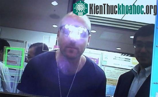 Anti-Glass phát ra luồng ánh sáng cận hồng ngoại chống camera của kính Google - (Ảnh:&nbsp;uk.news.yahoo.com)