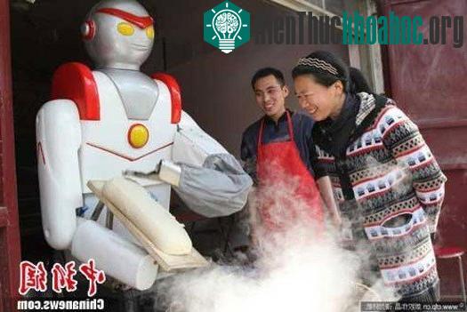 Robot đầu bếp đang thái mì sợi. (Ảnh: ChinaNews)