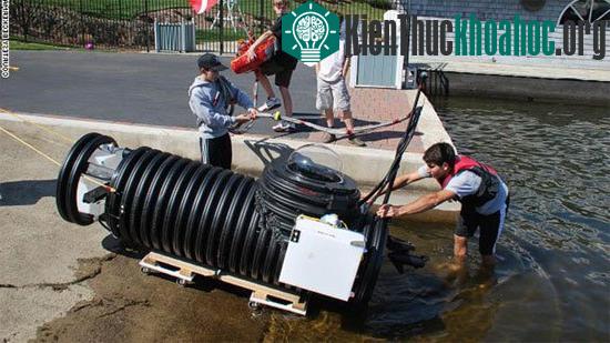 Chiếc tàu có thể lặn ở độ sâu 11,6m - (Ảnh: CNN)