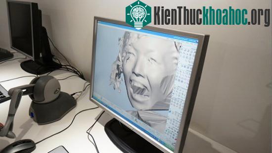 Mô hình nhựa sẽ là khuôn mẫu cho khuôn silicon để tạo ra các phiên bản mặt người bằng socola.