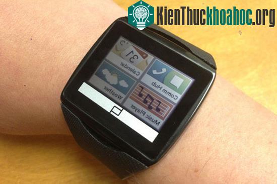 Toq hiển thị nhiều thông tin hữu ích như lịch hẹn, thời tiết, cho phép chỉnh nhạc trên smartphone...
