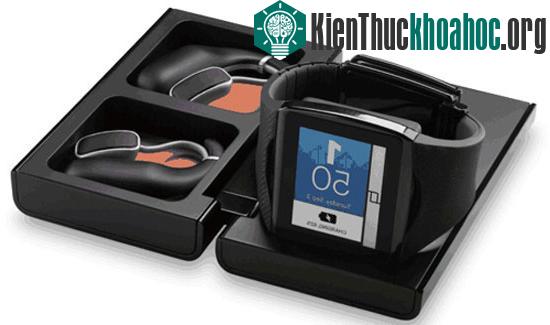 Toq có phiên bản được trang bị tai nghe Bluetooth cho phép sạc không dây