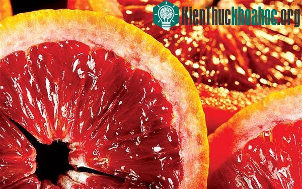 Sự hiện diện của anthocyanin trong một số loài cam khiến tép của chúng có màu đỏ tươi.