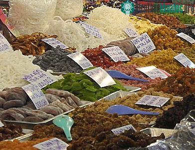 Người dân nên cảnh giác với các loại mứt, ô mai bán dạng cân, không rõ nguồn gốc xuất xứ. (Ảnh: Nguyễn Hòa)