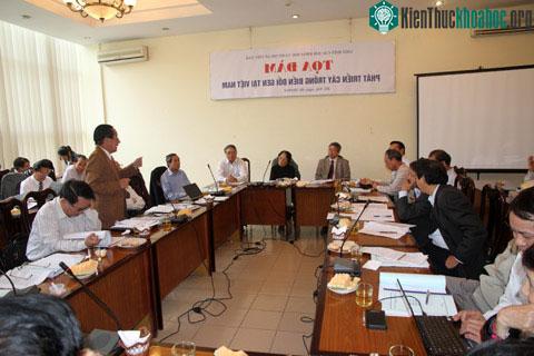 Hầu hết các ý kiến trong buổi tọa đàm đều cho rằng VN nên thận trọng và không nên sớm áp dụng đại trà công nghệ biến đổi gene. (Ảnh: N.H)