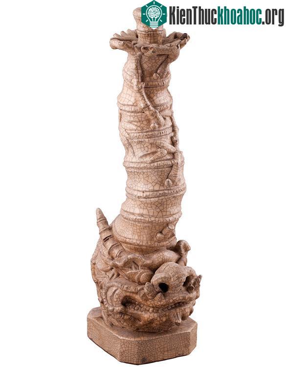 Chân nến cổ mô phỏng từ hình tượng cây trúc hoá long.
