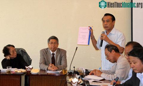 Ông Trần Đắc Lợi nêu hàng loạt dẫn chứng về mối đe dọa từ cây biến đổi gene. (Ảnh: N.H)