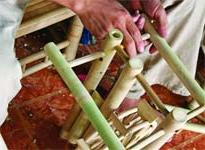 Cây tre - từ khai thác đến các công đoạn chế biến ra vật dụng. (Ảnh A.Q)