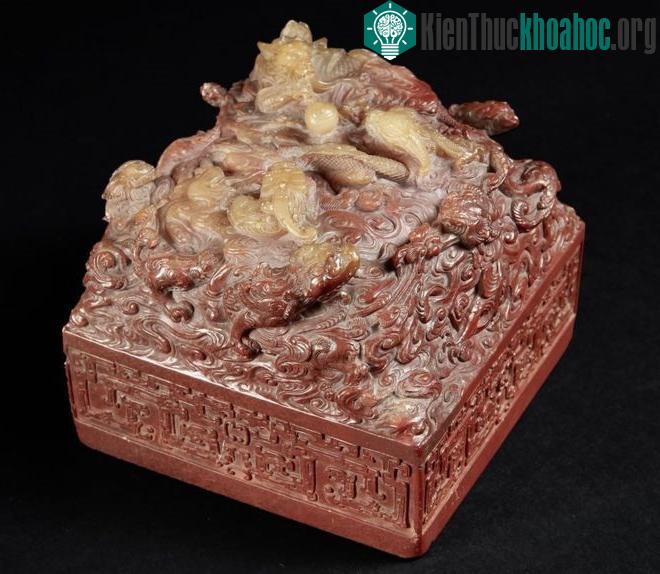 Ngọc tỷ của vua Càn Long được mua với giá 22 triệu USD hôm 14/12 tại Paris, Pháp. (Ảnh: AFP/Getty).