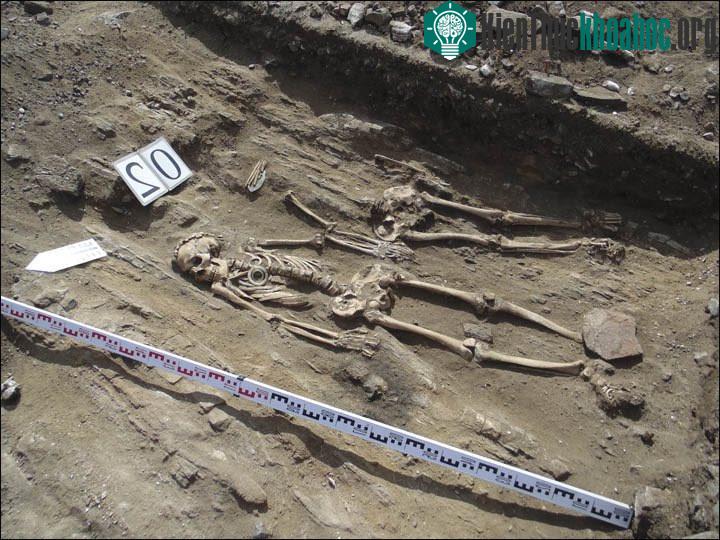 Hai bộ hài cốt trong tư thế nắm tay được tìm thấy ở Siberia, Nga. (Ảnh: Siberian Times).