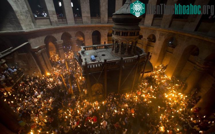 Công trình Edicule bên trong nhà thờ Mộ Thánh ở Jerusalem. (Ảnh: AP).