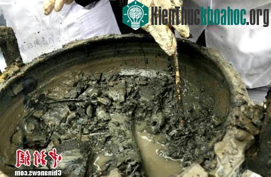 Nước trong nồi thực chất là nước ngầm chảy trong lòng đất.