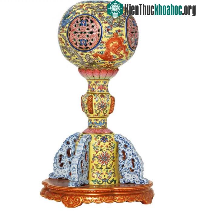 Chiếc giá để mũ quý hiếm trị giá ít nhất 370.000 USD. (Ảnh: BNPS).