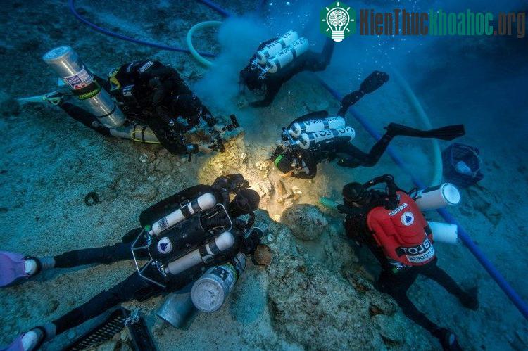 Các thợ lặn kiểm tra bộ di cốt khai quật từ con tàu đắm. (Nguồn: nature.com).
