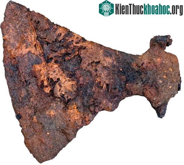 Chiếc rìu này lại có rất ít họa tiết trang trí trên nó.