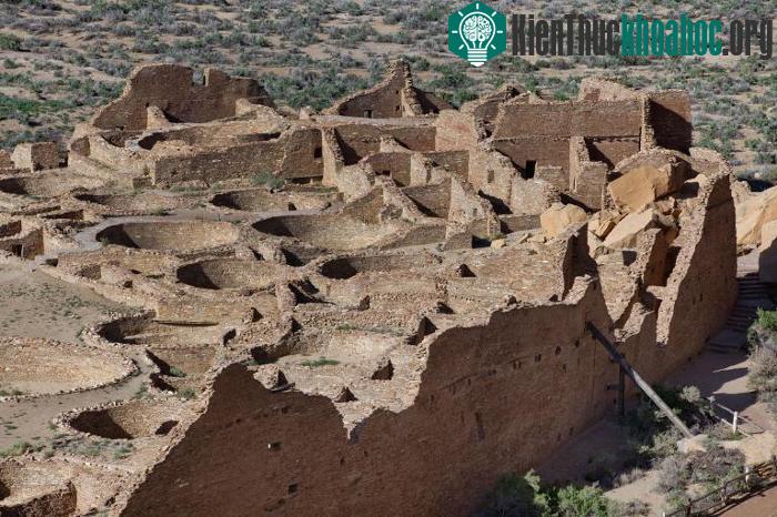 Pueblo Bonito, nhìn từ cao nguyên Chaco Canyon.