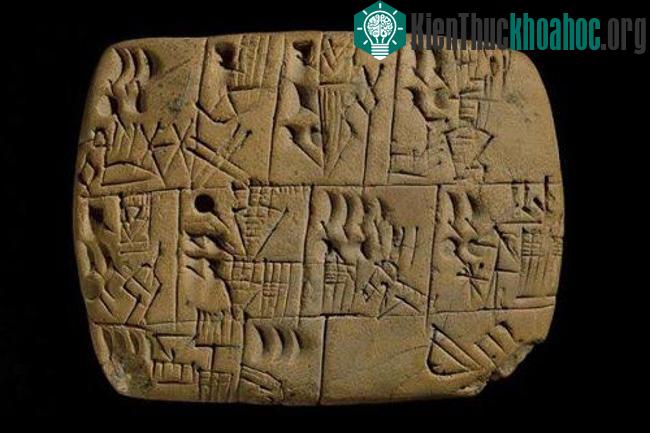 Phiếu lương bằng đất sét ghi lại việc thanh toán bằng bia. (Ảnh: British Museum.)