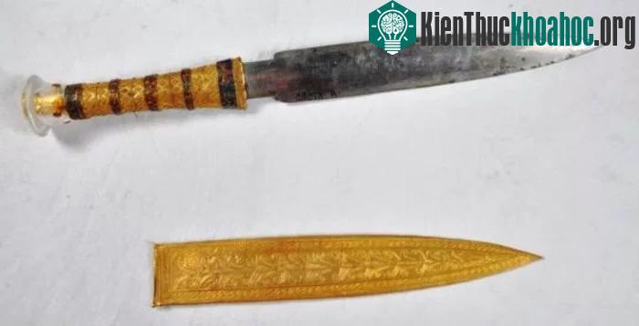 Con dao găm chôn cùng vua Tutankhamun trong quan tài. (Ảnh: Daniela Comelli).
