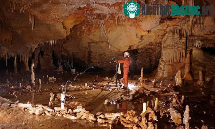 Tàn tích của bức tường 175.000 năm tuổi trong hang động Pyrénées.