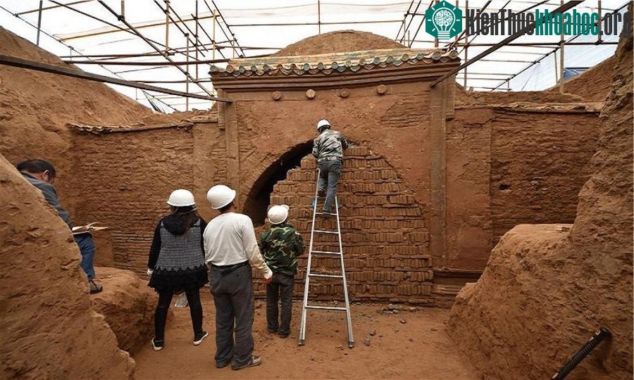 Các nhà khảo cổ tháo dỡ lớp gạch bít lối vào khu hầm mộ hôm 9/10.
