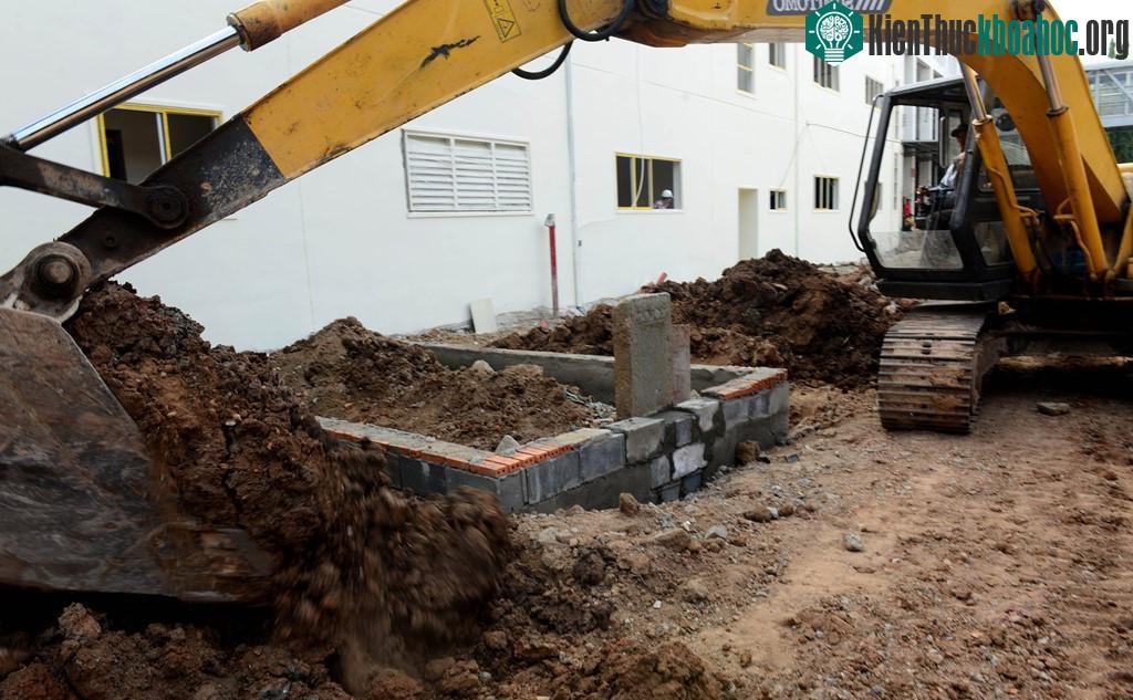 Đánh giá sơ bộ của một số nhà nghiên cứu, căn cứ vào mức độ tróc lở và bào mòn của mặt đá bia, niên đại của ngôi mộ này muộn nhất cũng vào năm 1905.