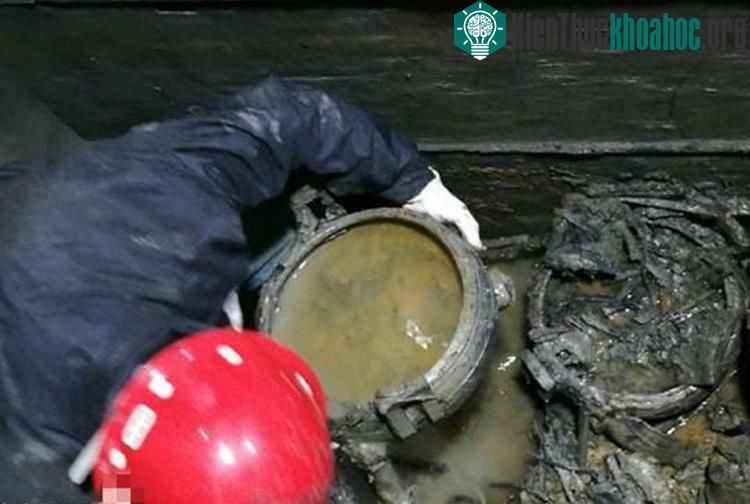 Chiếc nồi được đưa lên từ lòng đất.