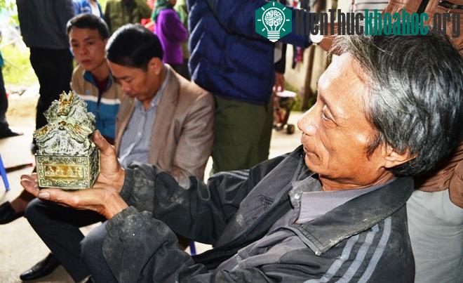 Ông Sửu và vật nghi là ấn tín. (Ảnh: Phạm Hòa).