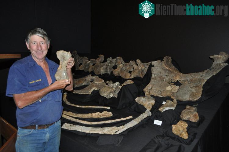 Ông David Elliott đang cầm xương một ngón chân của Savannasaurus elliottorum.