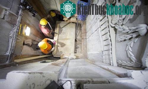 Các chuyên gia dịch chuyển phiến đá cẩm thạch che phủ mộ Chúa Jesus. (Ảnh: National Geographic).