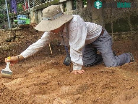 Lớp đá được phát hiện tại hố số 5 của một nhà dân. (Ảnh: Võ Thạnh).