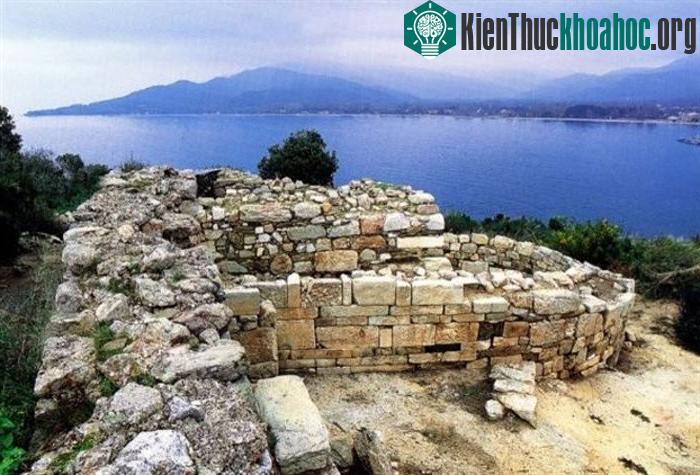 Aristotle sinh tại Stagira vào năm 384 trước Công nguyên và qua đời ở Chalcis, Evia, năm 322 trước Công nguyên
